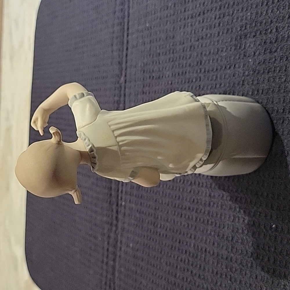 Lladro Girl putting on Lipstick - Picture 5 of 7
